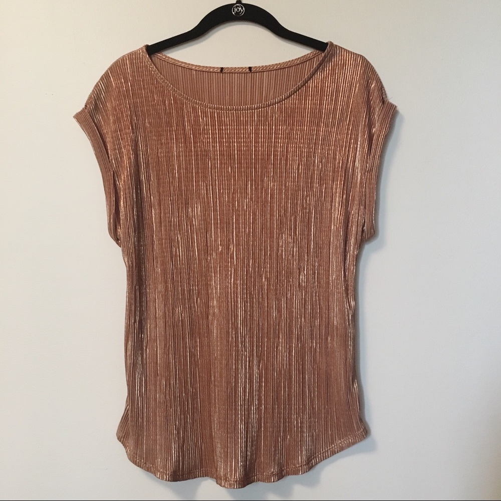 ✨LAST CHANCE!✨ Gold fluted top